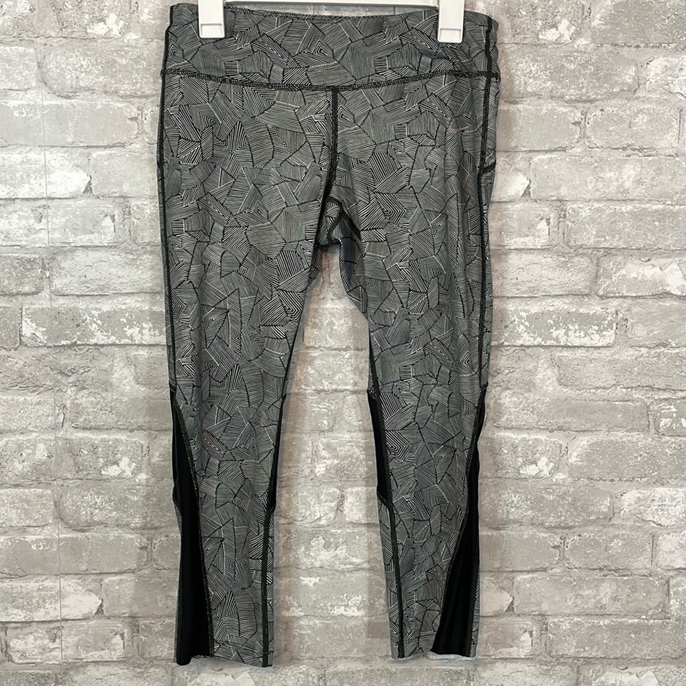 Nike Geometrical Black and White Print Cropped Leggings